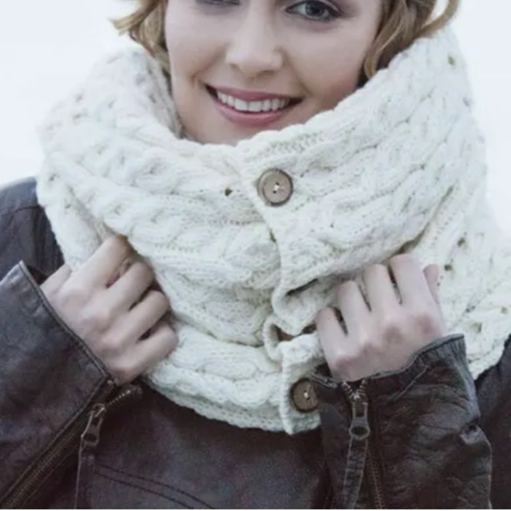 CARRAIG DONN Aran Irish Merino Wool Buttoned Infinity Scarf